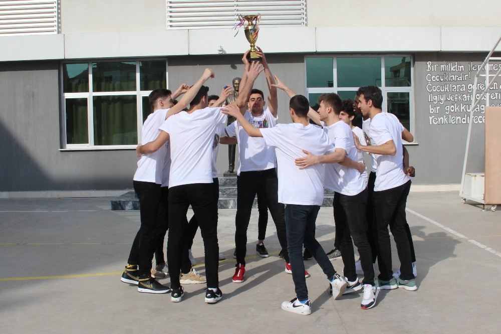 Doğa Kolejine Basketbol Şampiyonasında Çifte Kupa