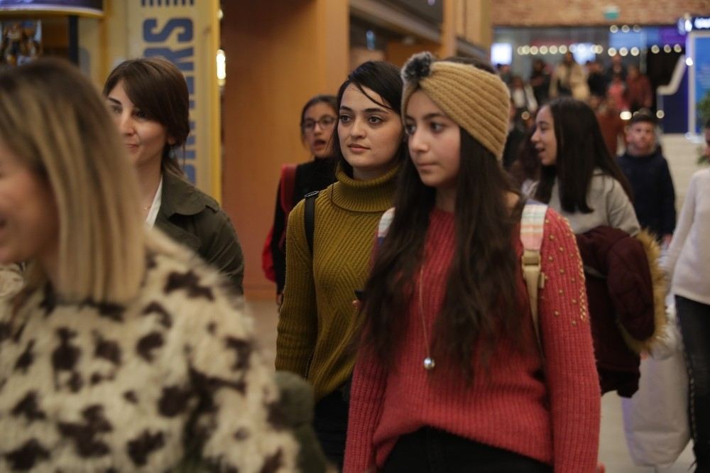 Doğu Ve Güneydoğudan Gelen Çocuklar İstanbulda Film Seyretti