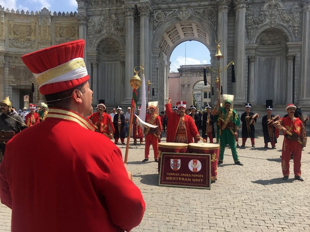 Dolmabahçe Sarayında Mehter Konserine Turistlerden Yoğun İlgi