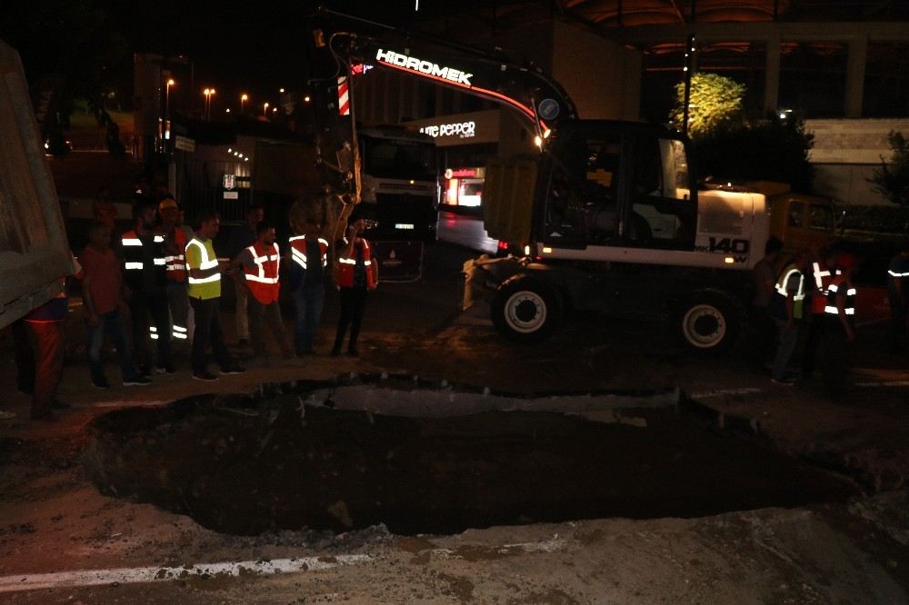 Dolmabahçede Çöken Yol Onarılıp Yeniden Trafiğe Açıldı