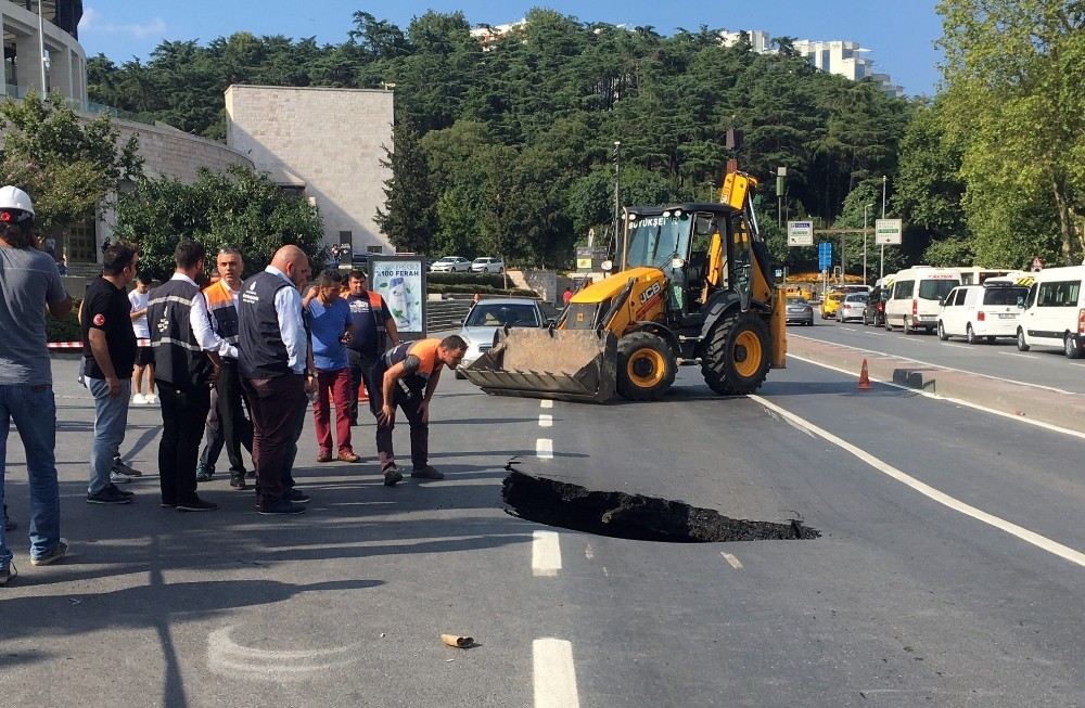 Dolmabahçede Yol Çöktü