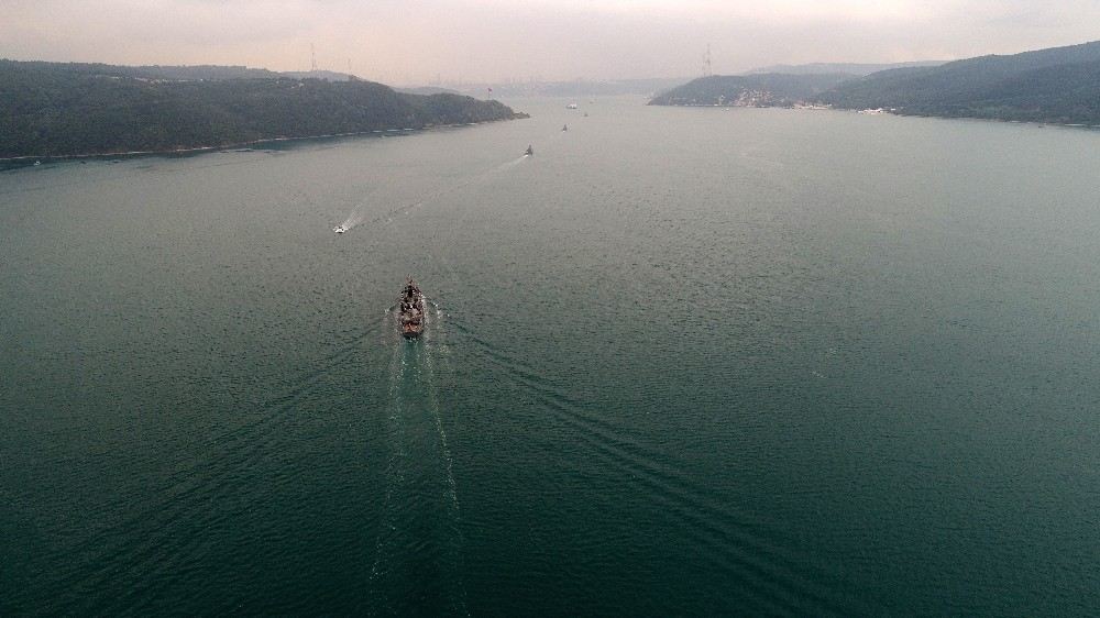 Donanma Gemileri İstanbul Boğazından Geçiyor