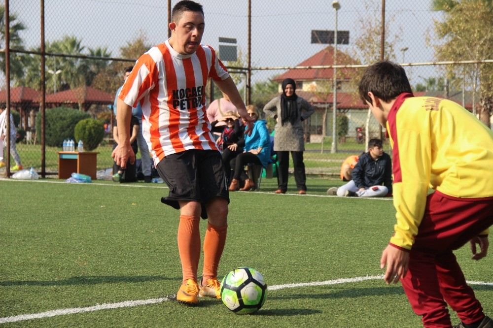 Down Sendromlu Çocuklar Farkındalık İçin Futbol Sahasına Çıktı