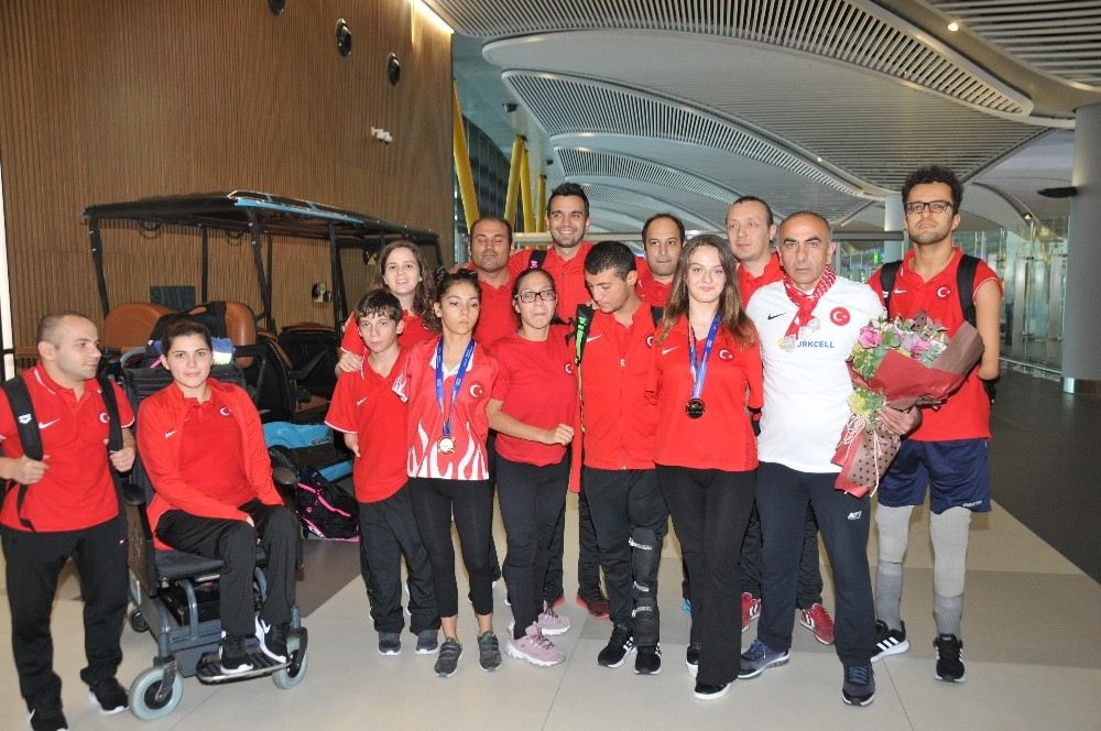 Dünya İkincisi Sümeyye Boyacı Yurda Döndü