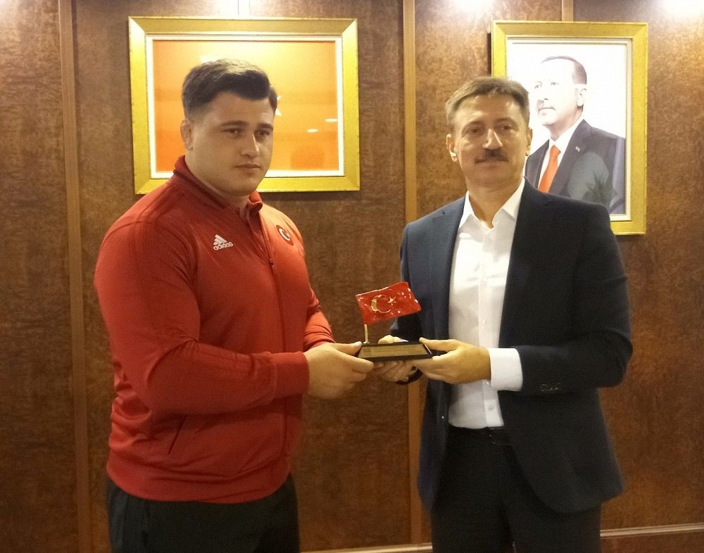 Dünya Şampiyonu Güreşçi Rıza Kayaalpin İsmi Spor Salonuna Verildi