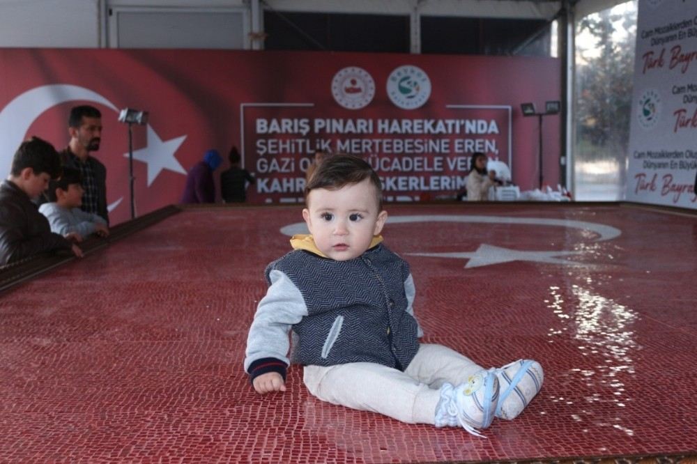 Dünyanın En Büyük Cam Mozaik Türk Bayrağı Ziyarete Açılıyor