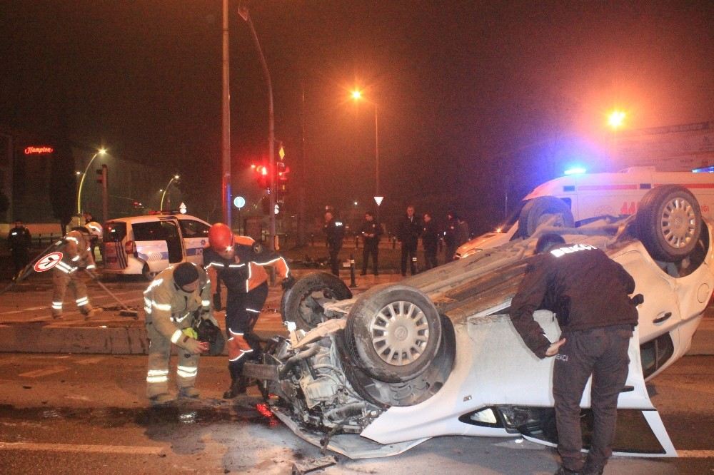 ?Dur İhtarına Uymayan Otomobil Polis Aracının Kaza Yapmasına Neden Oldu: 2 Yaralı