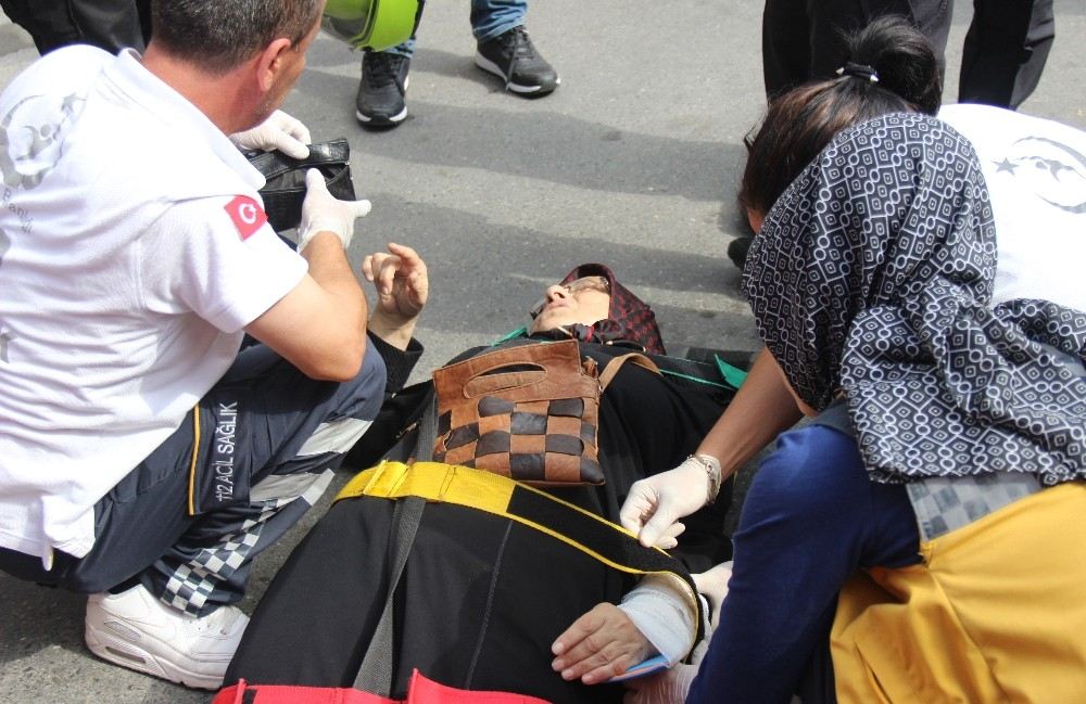 Durakta Beklerken Dolmuş Çarpan Kadın Yaralandı
