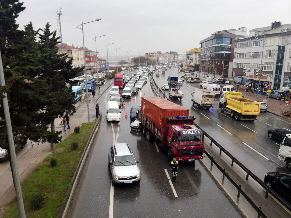 E-5 Büyükçekmecede Trafiği Durduran Zincirleme Kaza: 2 Çocuk Yaralı