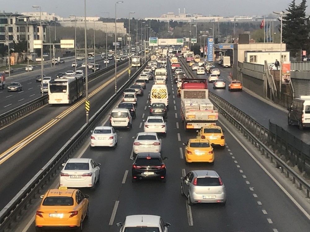 E-5 Karayolunda Kapalı Yollar Nedeniyle Trafik Yoğunluğu Oluştu