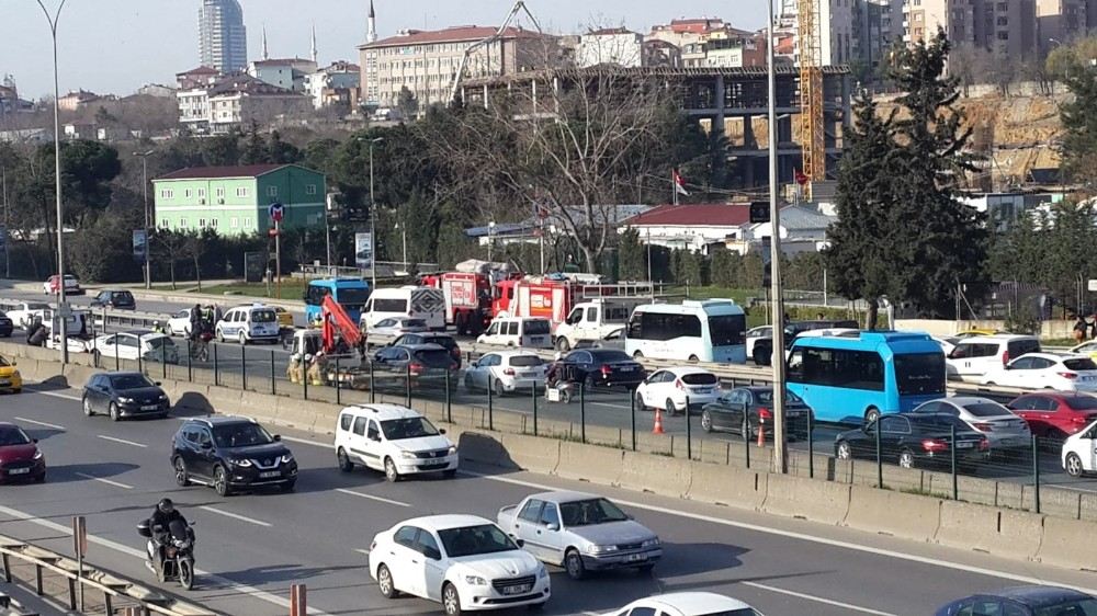 E-5Te 3 Araç Birbirine Girdi, Trafik Kilitlendi