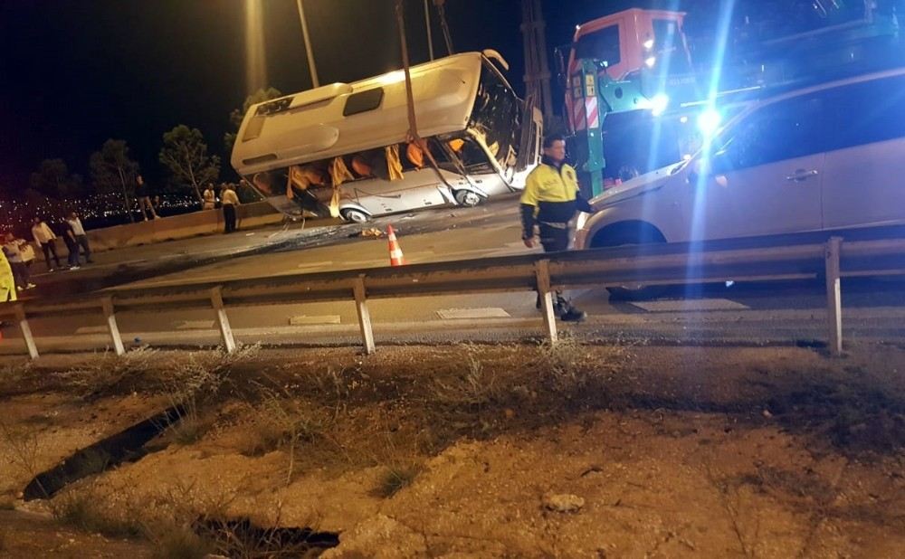 E-5Te Servis Aracı Devrildi: 5 Yaralı