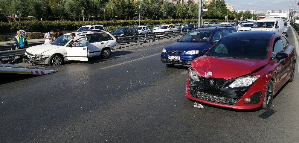 E5Te Makas Atarak Hız Yapan Gençler Zincirleme Kazaya Neden Oldu