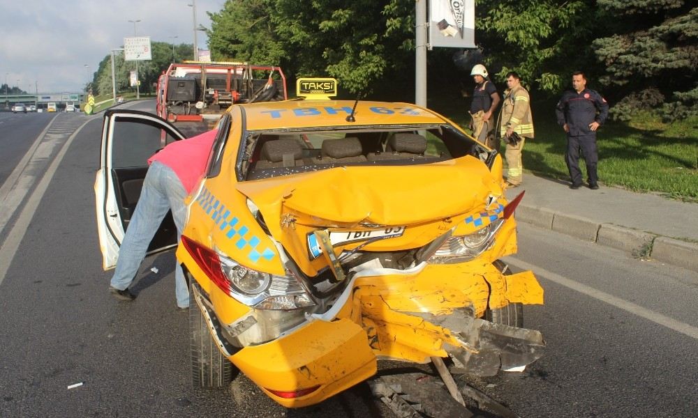 Edirnekapı E-5Te Taksi İle Minibüs Çarpıştı: 1 Yaralı