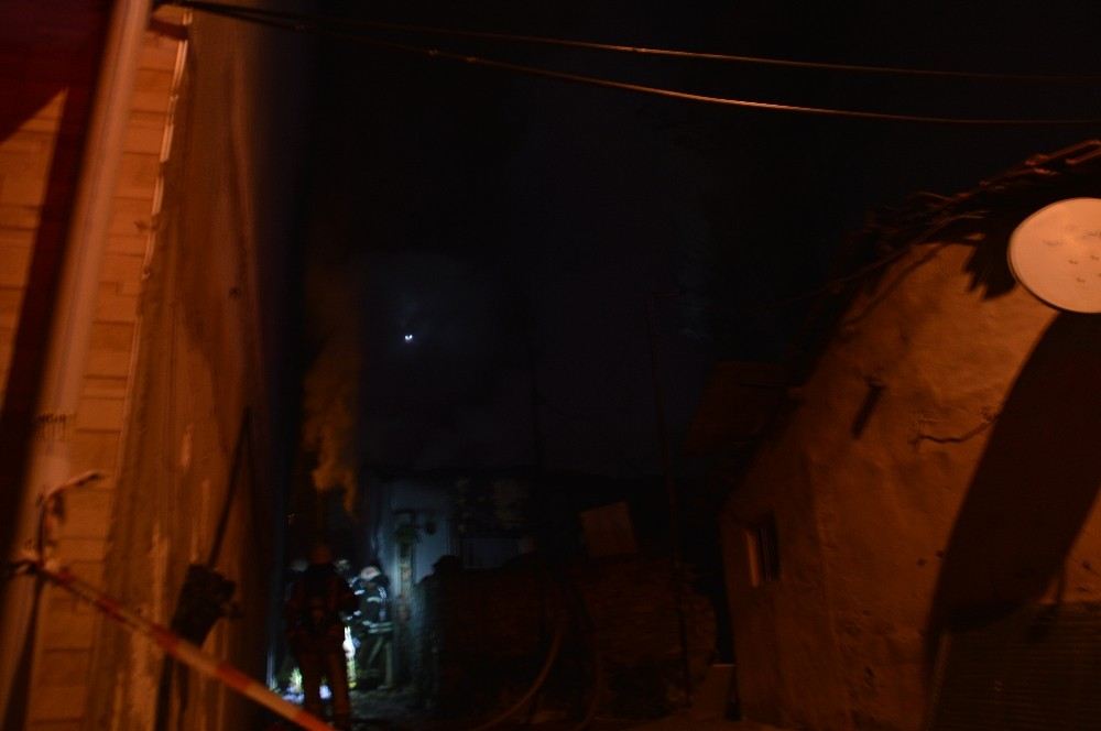 Elektrikli Sobadan Çıkan Yangın Evi Küle Çevirdi