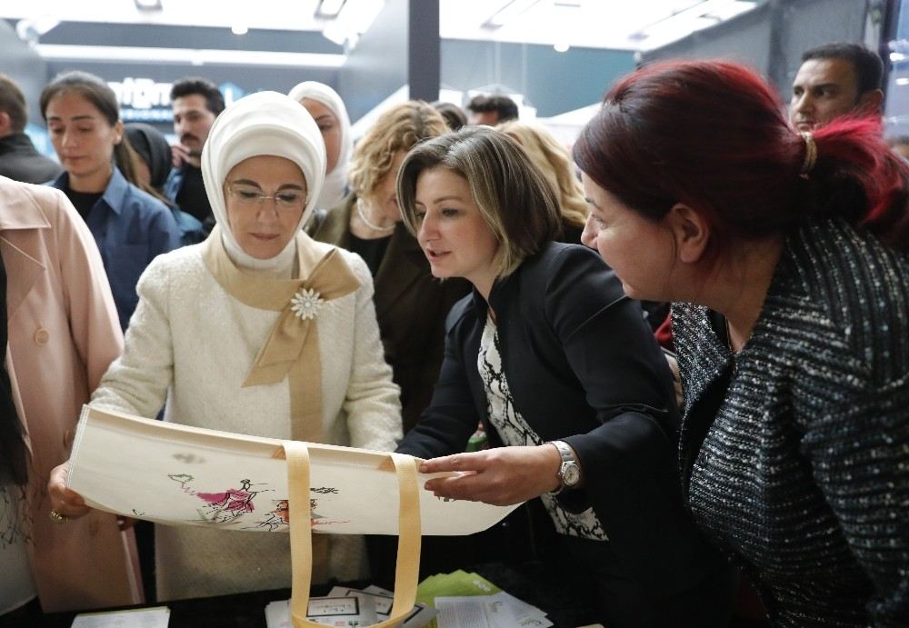 Emine Erdoğandan Tider Standındaki Bez Çantalara İlgi