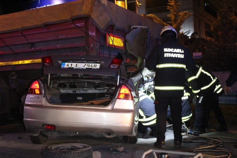 Emniyet Şeridinde Duran Tırın Altına Giren Otomobildeki 2 Kişi Feci Şekilde Can Verdi