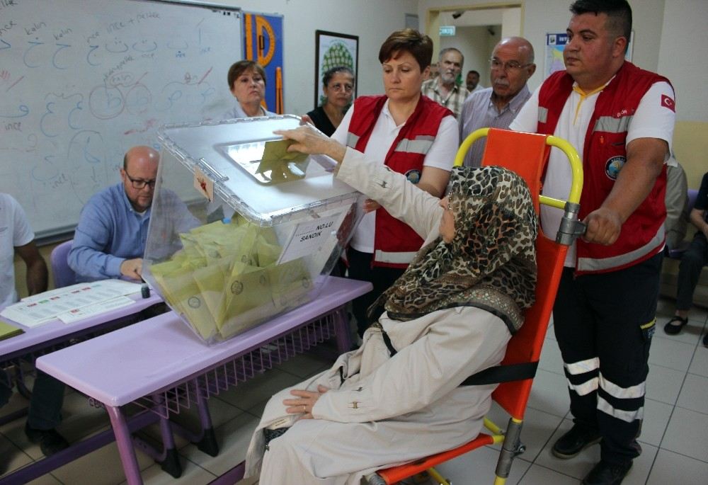 Engelli Ve Yatalak Hastalar Özel Araçlarla Oy Kullanmaya Götürüldü