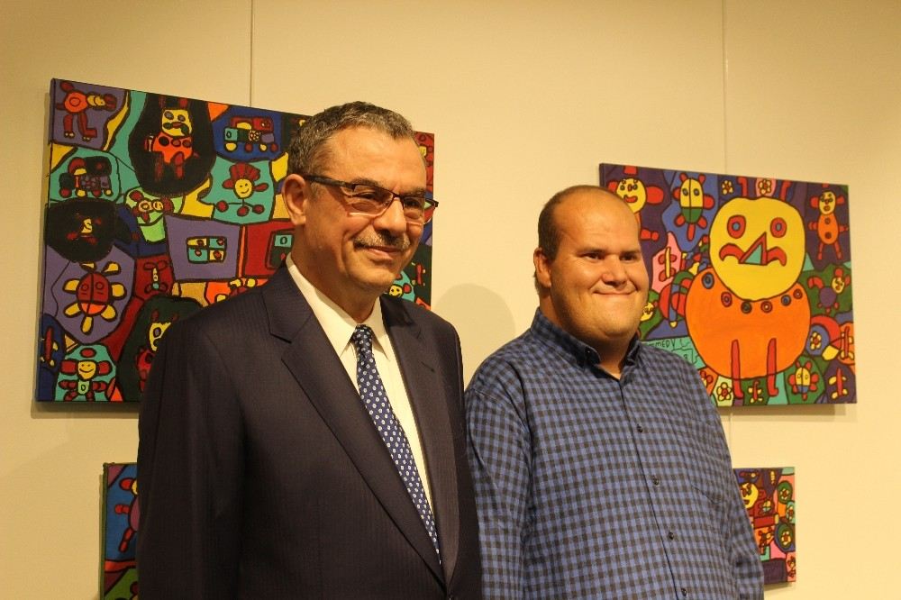 Engelsiz Ressamdan ?Umut: Duvarımdaki Renkler? Sergisi