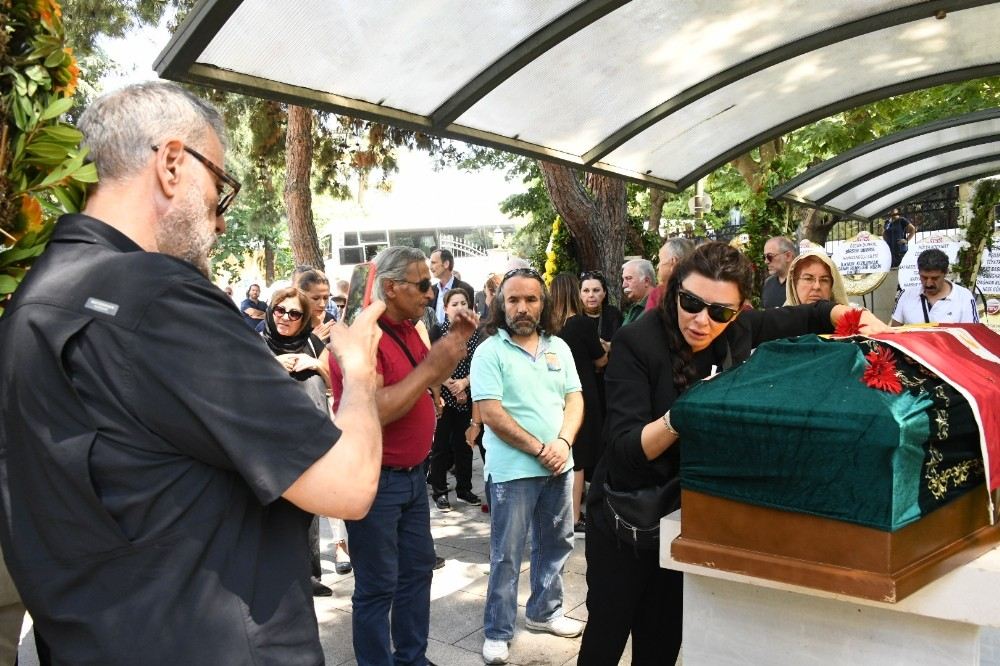 Enis Foforoğlunun Cenazesinde Hamdi Alkan İle Eşinin Tartışılan Fotoğrafı