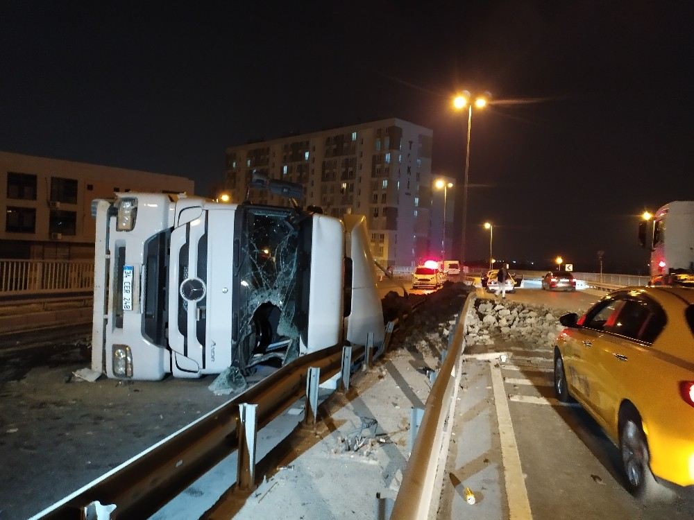 Esenlerde Hafriyat Kamyonu Devrildi: 1 Ağır Yaralı