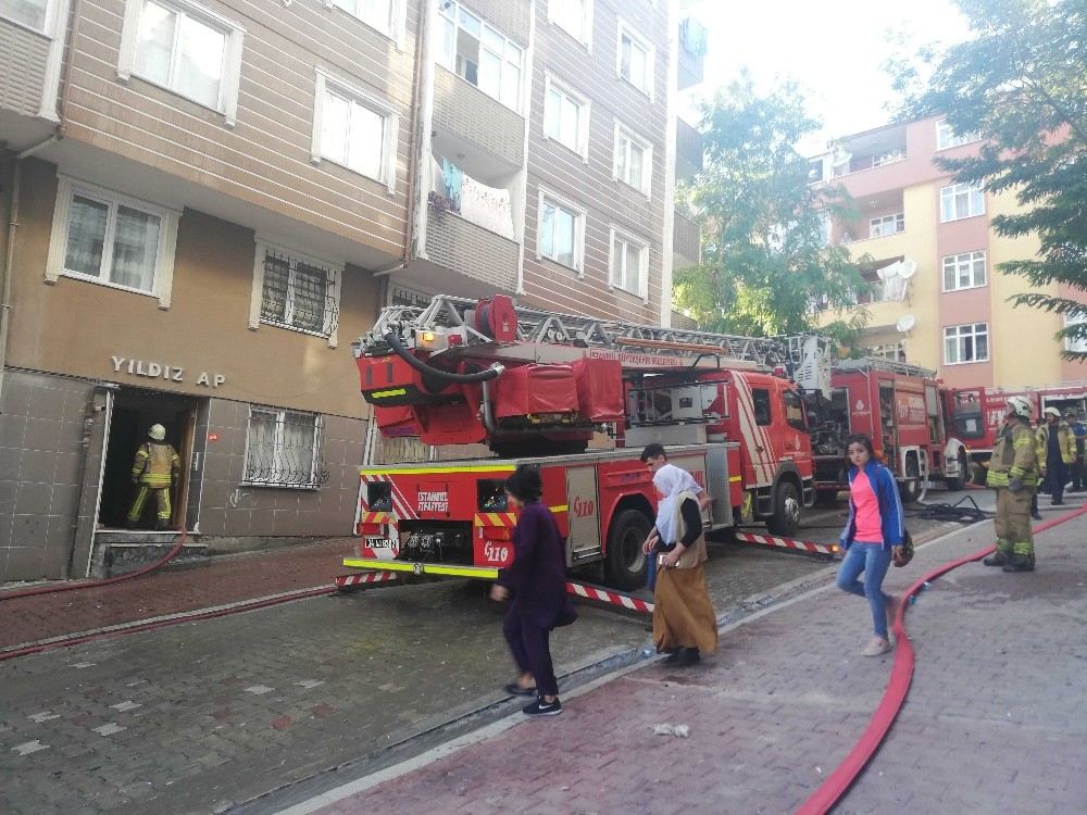 Esenyurtta 5 Katlı İki Binanın Çatısında Yangın