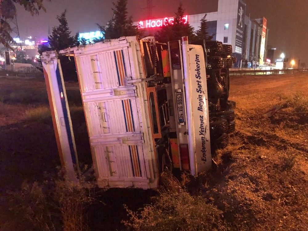 Esenyurtta Bir Kamyonet Kontrolden Çıkarak Tarlaya Uçtu; 1 Yaralı