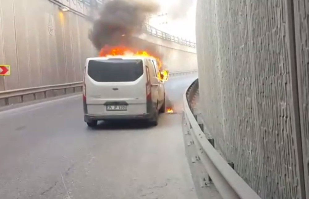 Esenyurtta Bulunan Bir Alt Geçitte Ticari Minibüs Alev Alev Yandı