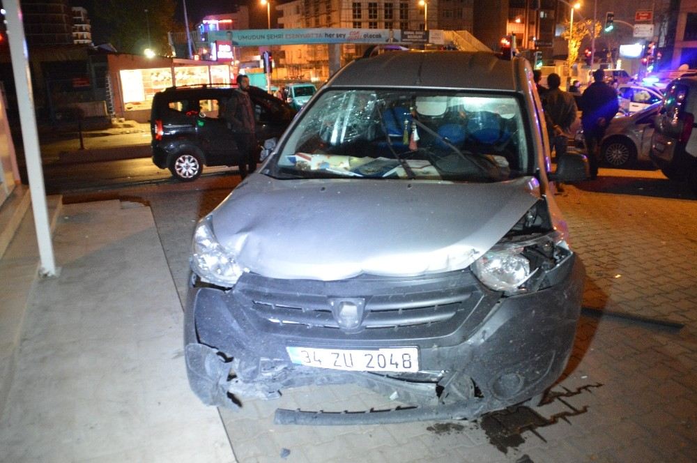 Esenyurtta Hafif Ticari Araç, Otomobile Çarptı: 3 Kişi Yaralandı