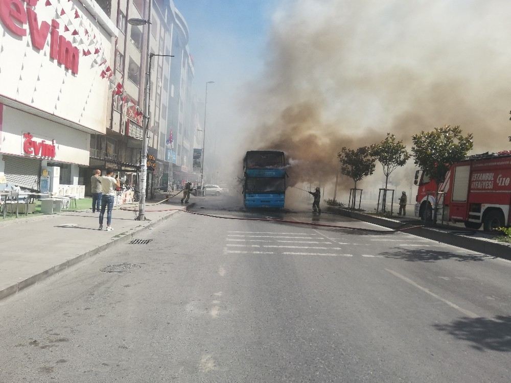 Esenyurtta İki Katlı Otobüs Alev Alev Yandı