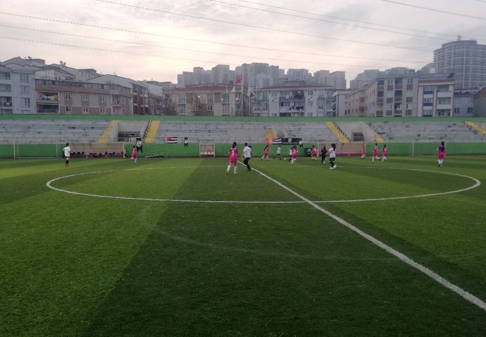 Esenyurtta Kadına Şiddete Farkındalık İçin Kadınlar Arası Futbol Maçı