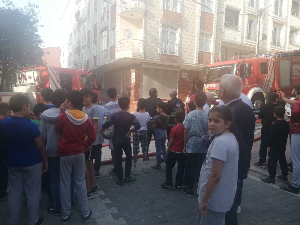 Esenyurtta Mahalleyi Sokağa Döken Yangın