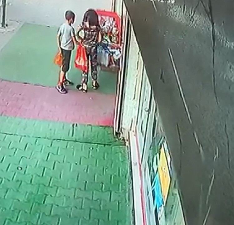 Esenyurtta Paten Çalan 2 Çocuk Güvenlik Kameralarına Yakalandı