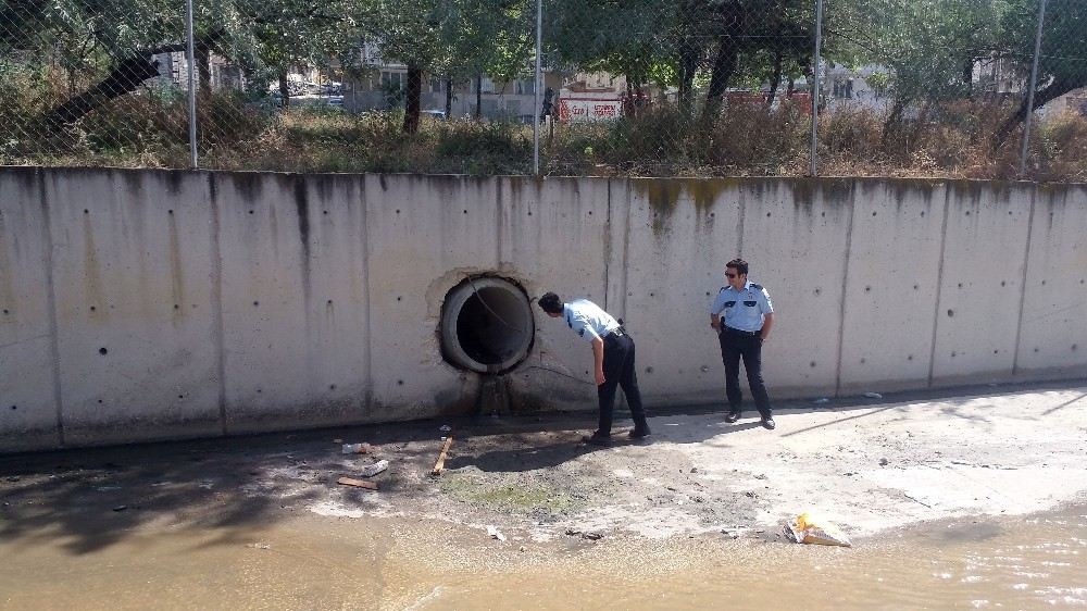 Esenyurtta Polisten Kaçan Hırsız Kanalizasyon Borusuna Saklandı