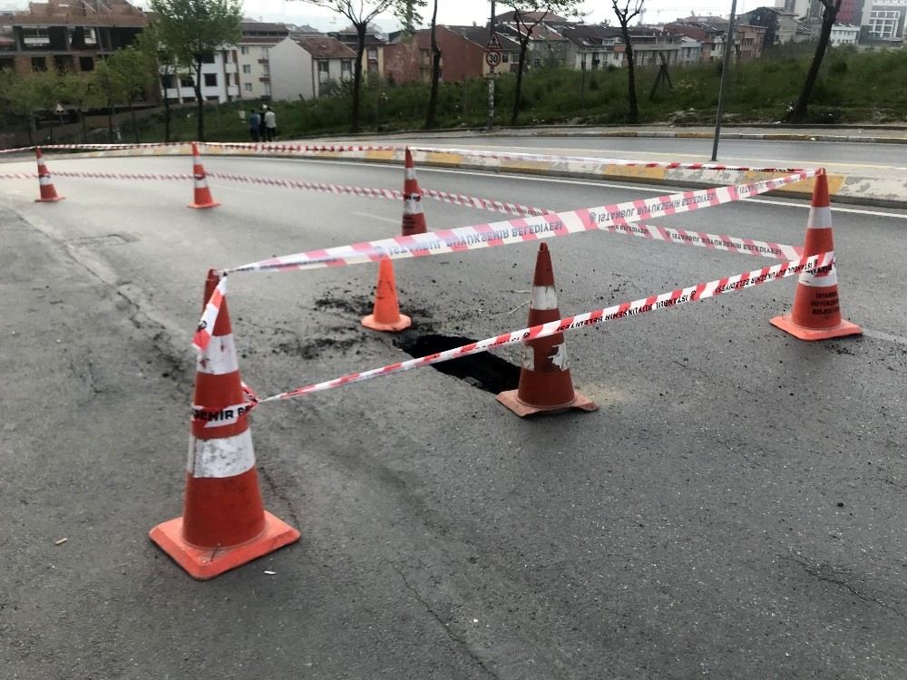 Esenyurtta Yıldırım Beyazıt Caddesinde Asfaltta Göçük Oluştu