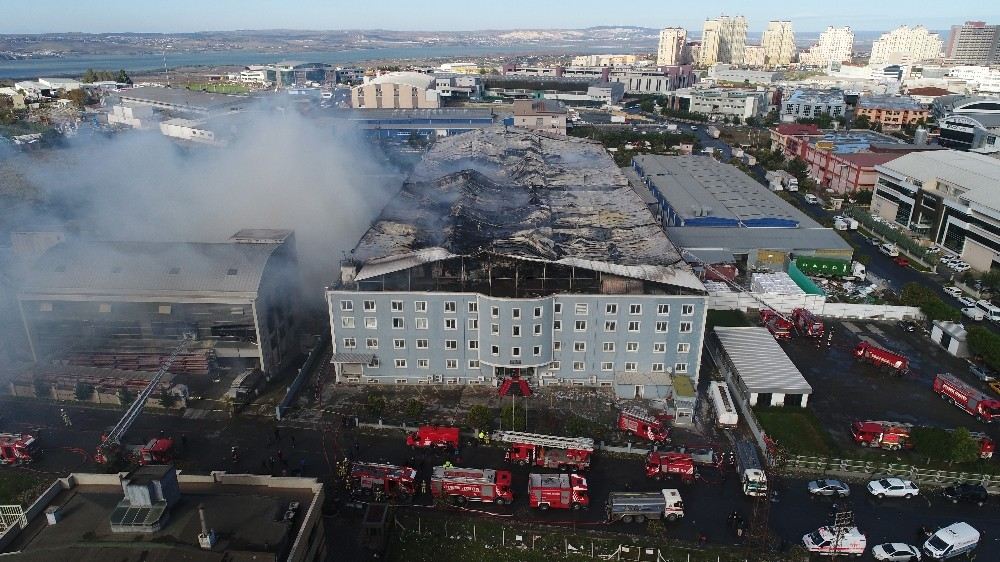 Esenyurttaki Fabrika Yangını Kontrol Altına Alındı, Yangından Geri Bu Görüntüler Kaldı