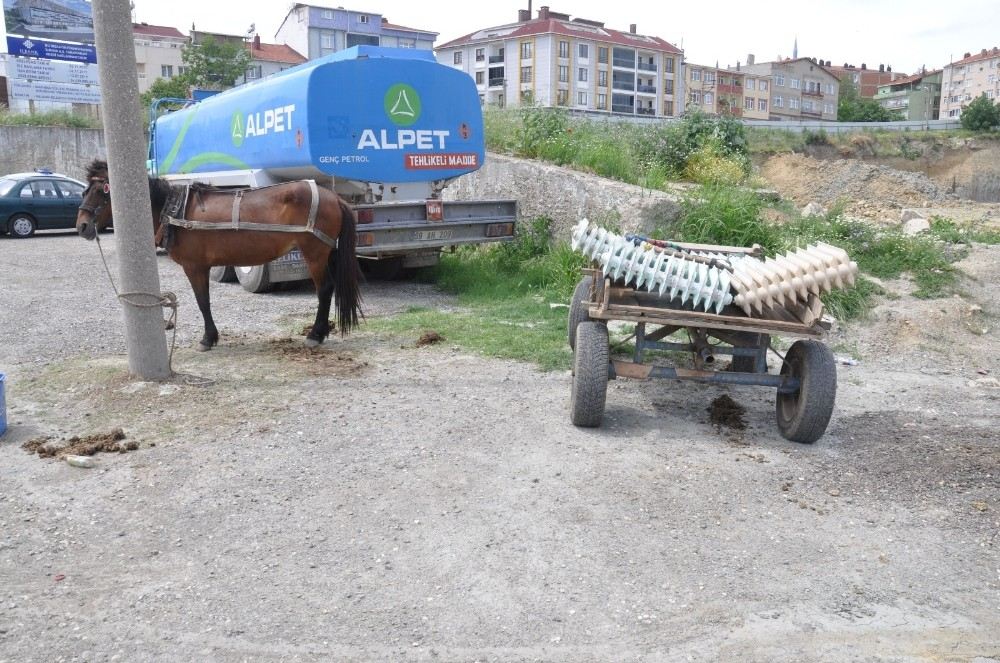 Eski Hastaneden Kalorifer Peteklerini Çalarken Yakalandı