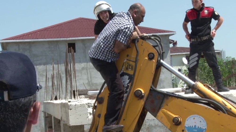 Evini Yıktırmamak İçin Kepçenin Üzerine Çıktı