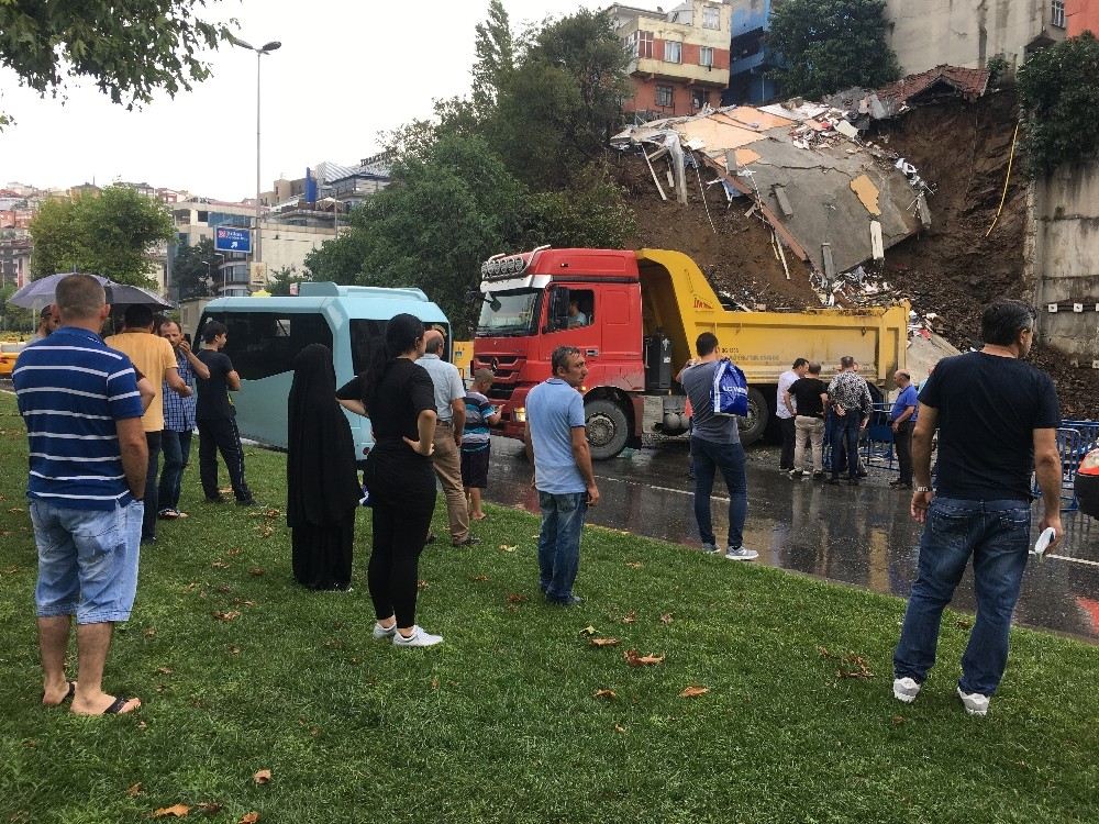 Evleri Mühürlenen Vatandaşların Yağış Altında Bekleyişi Sürüyor