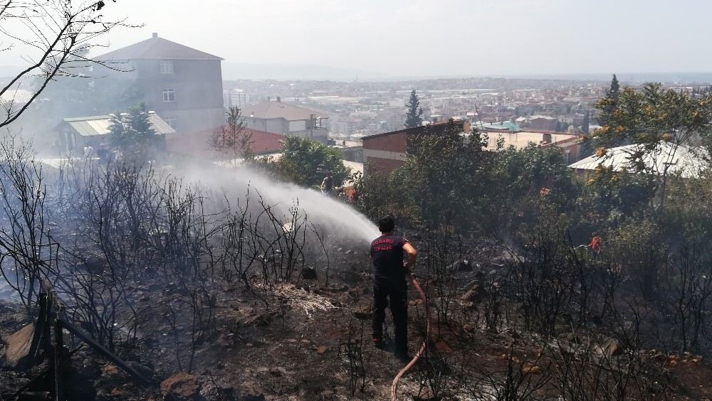 Evlerin Yanındaki Boş Arazide Çıkan Yangın Paniğe Neden Oldu