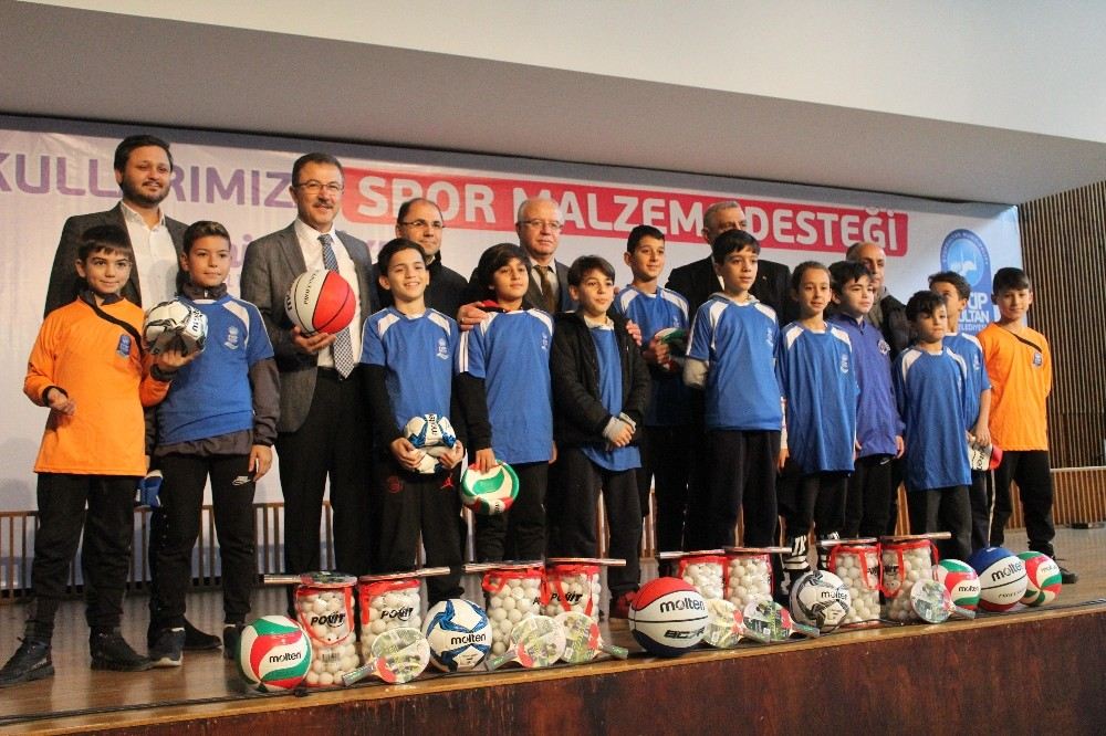 Eyüp Sultan Belediyesinden Okullara Spor Malzemesi Desteği