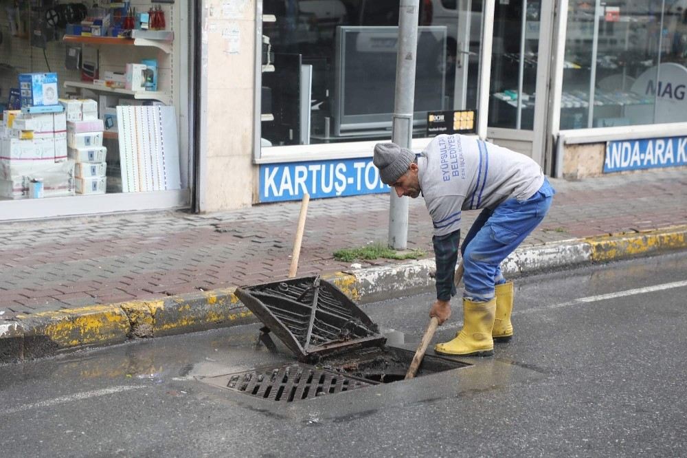 Eyüpsultanda Yağmur Suyu Kanalları Temizleniyor