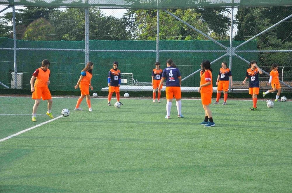 Eyüpsultanın Tek Kadın Futbol Takımı Dört Kategoride Mücadele Ediyor