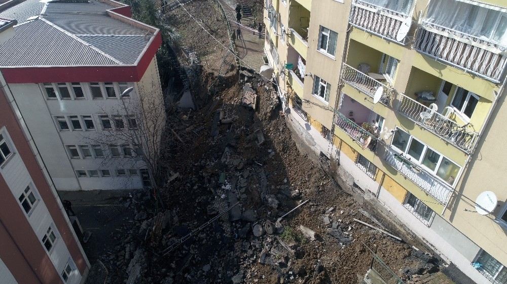 Eyüpte Hastanenin Arkasındaki İstinat Duvarı Çöktü, Alan Havadan Görüntülendi