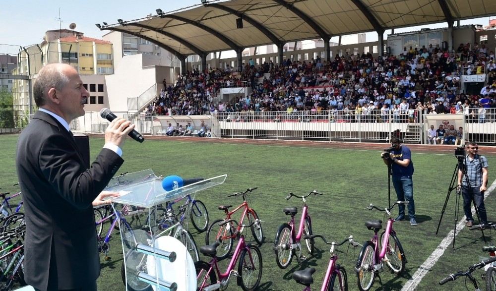 Fatih Belediyesi En Çok Atık Toplayan 650 Çocuğa Bisiklet Hediye Etti