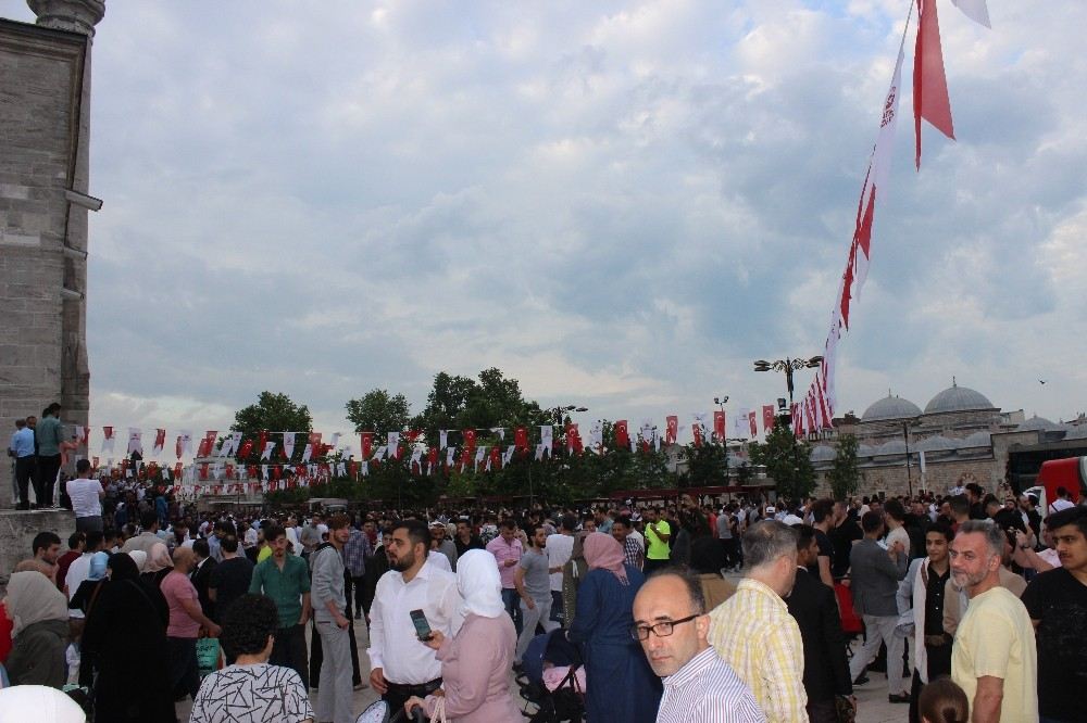 Fatih Camiinde Bayram Namazı Sonrası Sıcak Çorba İkramı