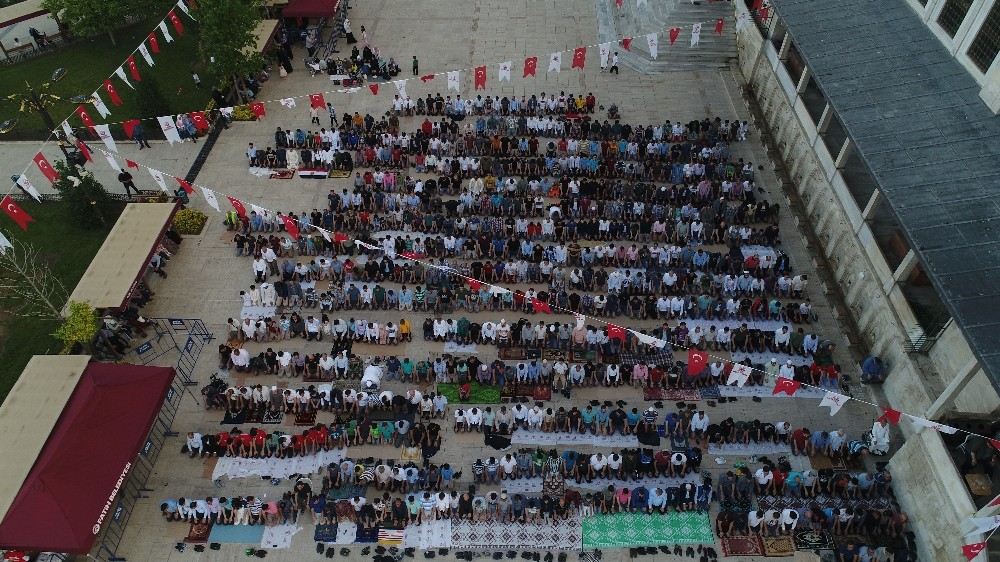 Fatih Camiindeki Bayram Namazı Yoğunluğu Havadan Görüntülendi