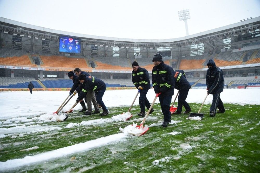 Fatih Terim Stadyumunda Kar Temizleme İşlemleri Sürüyor