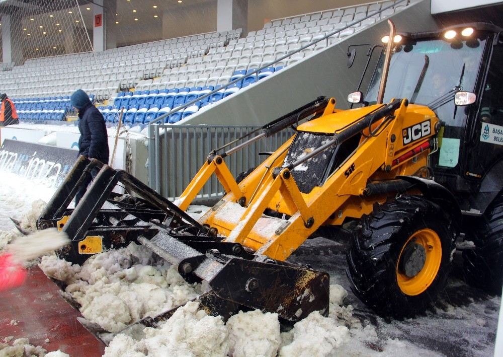 Fatih Terim Stadyumunda Temizleme Çalışmaları Sürüyor