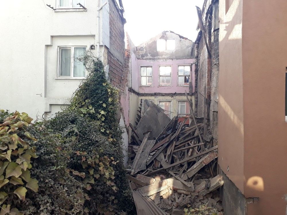 Fatihte 3 Katlı Bir Binanın Arka Kısmı Tamamen Çöktü
